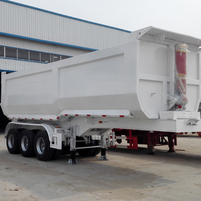 CIMC Un camión de 100 toneladas volcado en una fábrica china, y un semirremolque de 3 y 4 ejes