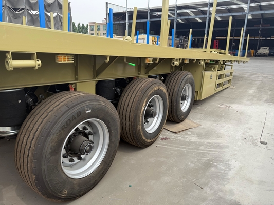 Semirremolque de plataforma con columna lateral para transporte de bobinas de madera y contenedores de acero